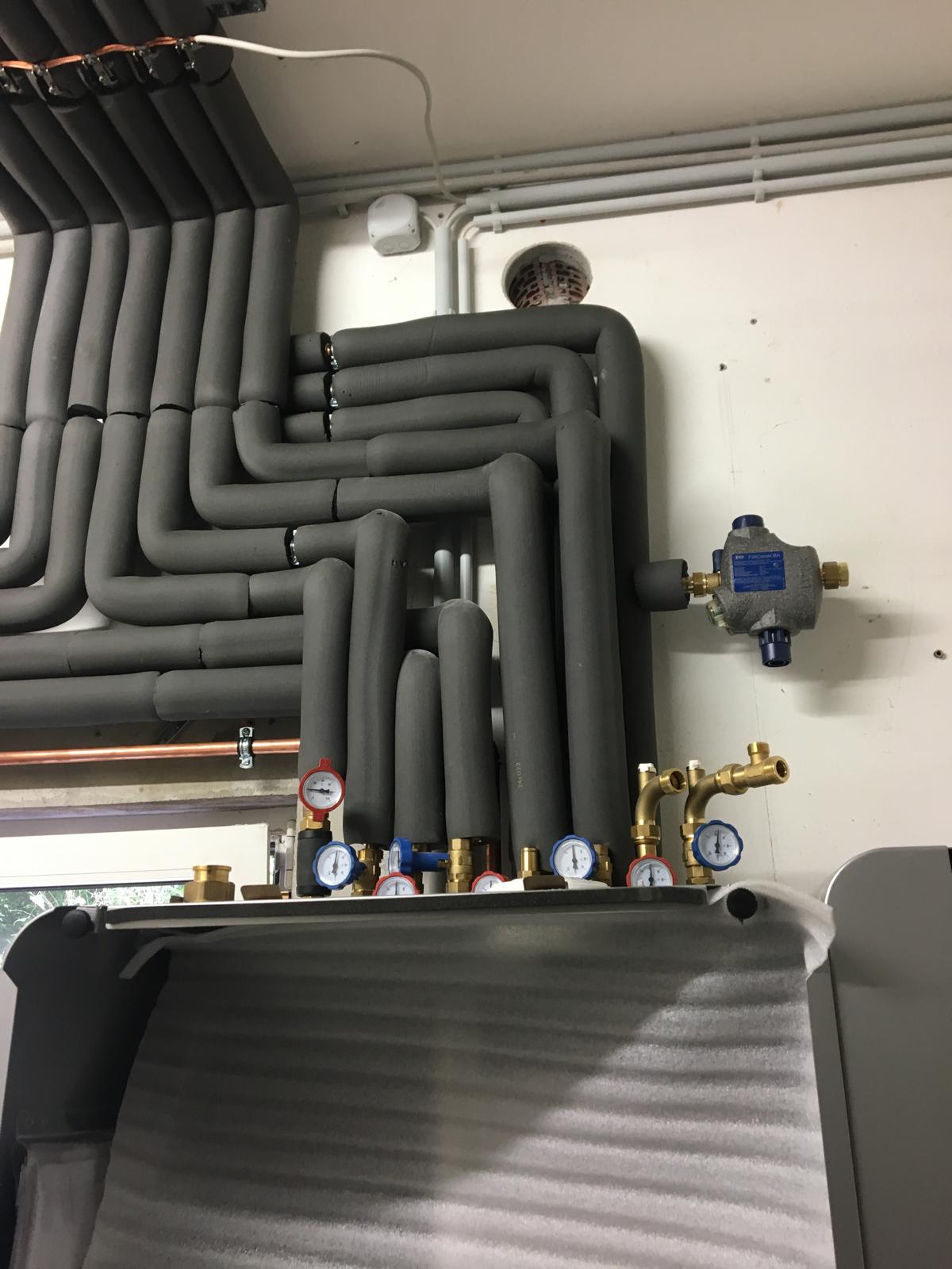 Gedämmte Heizungsrohrinstallation